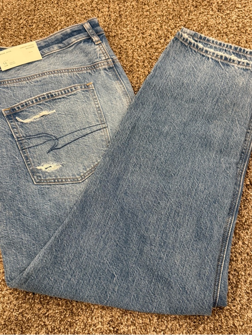 NWT Women’s AE American Eagle Mom Jean.  Comfort stretch waistband. Size 16
